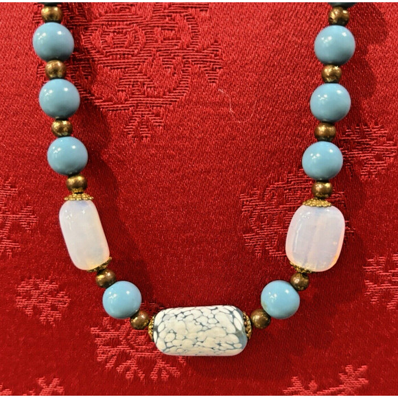 Single Strand Blue White & Gold Beaded Necklace Vintage Art Glass Opalescent - Picture 3 of 10